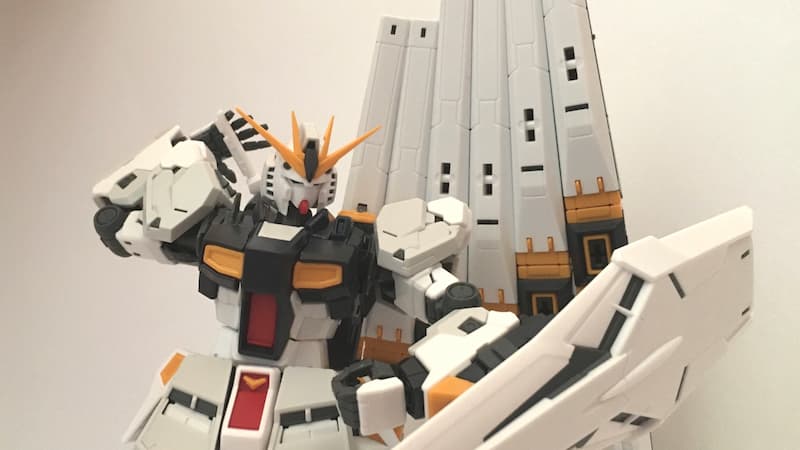 RG-νガンダム：ビームサーベルを握ろうとするところ