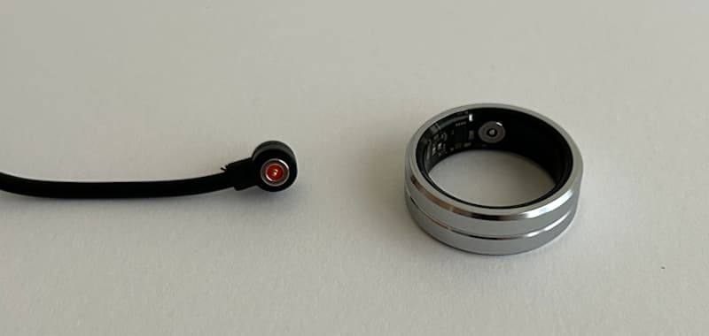 b.ring スマートリングと充電ケーブル